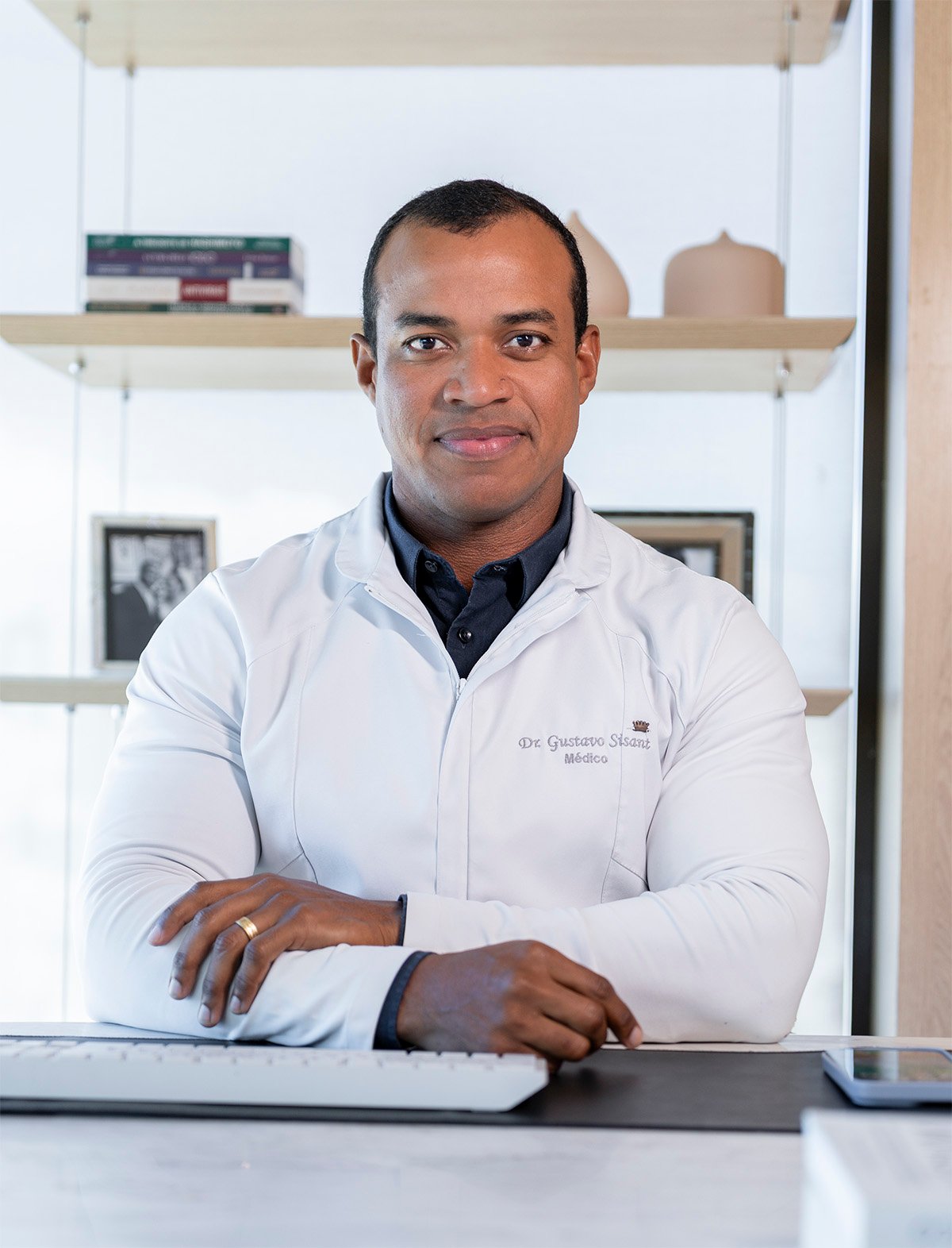 Dr. Gustavo Sisant